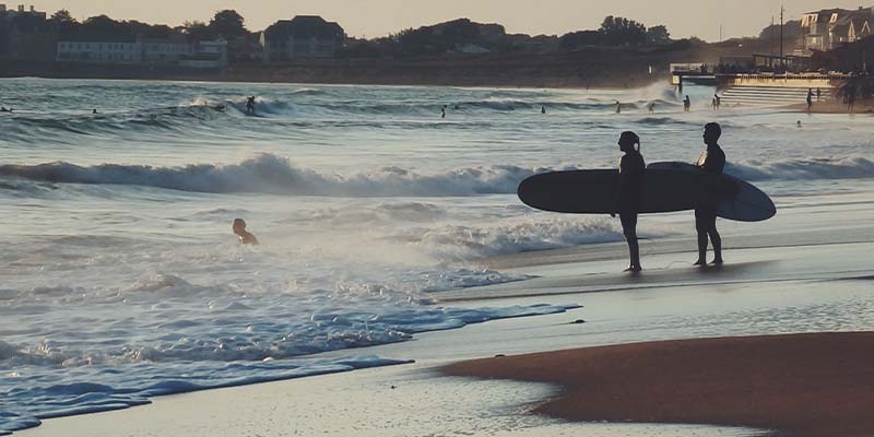 Surfers à la Grande Plage de Saint Gilles Croix de Vie
