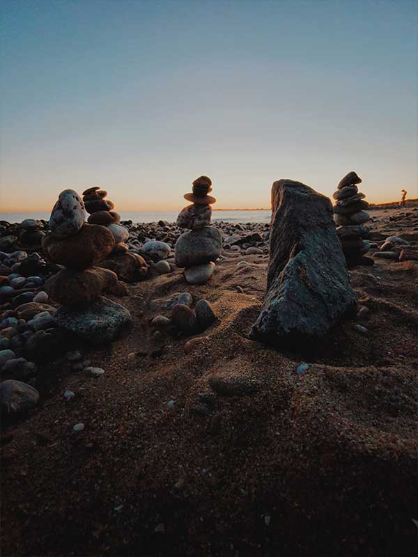 Stone balancing sur la Grande Plage de Saint Gilles Croix de Vie